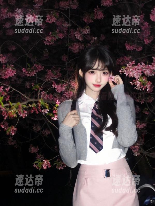 在zztt11网页上观看网友热议的娱乐瓜事件