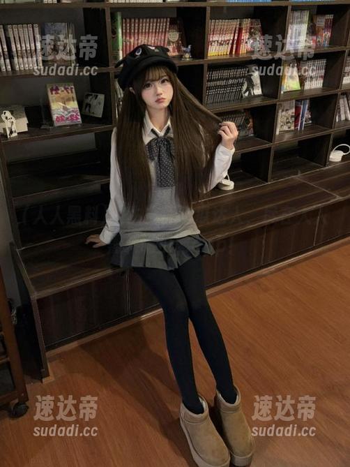 女生秒变吃瓜达人，尽在人人黑料吃瓜网app！