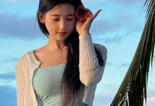 黑料51官网狂欢进行时，妹子陪你一起吃遍所有瓜