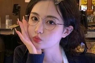 开心用“黑料不打烊在线白月光”苹果版看瓜，少女感爆棚